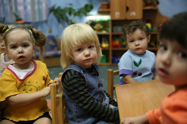 La vita di Anfisa, la bimba di 2 anni che vive con i genitori tossicodipendenti
