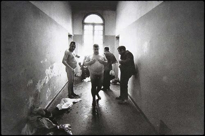 "Per loro è tardi, ma scatta perché gli altri vedano": i manicomi italiani prima della legge Basaglia
