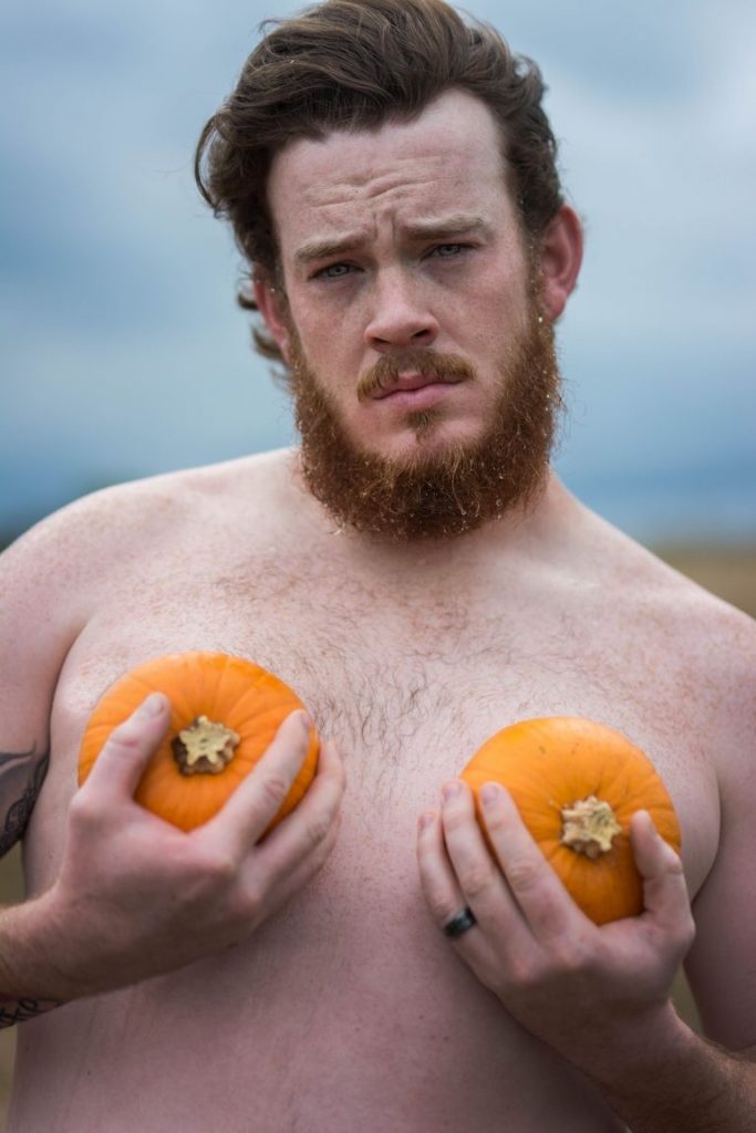 Questo "sexy" servizio fotografico di Halloween è quello che ogni moglie vorrebbe