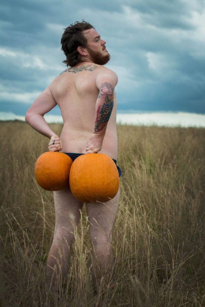 Questo "sexy" servizio fotografico di Halloween è quello che ogni moglie vorrebbe