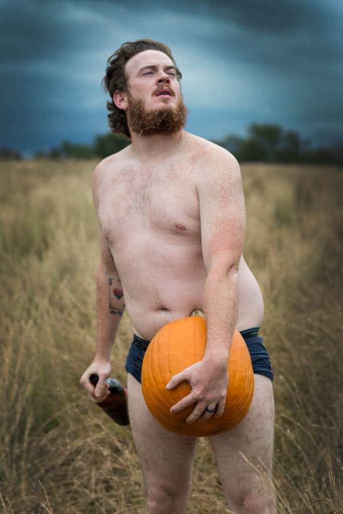 Questo "sexy" servizio fotografico di Halloween è quello che ogni moglie vorrebbe