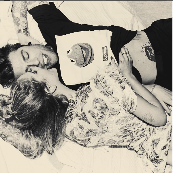 Fedez e Chiara Ferragni: il bebè è maschio, ha già un nome e i genitori... se la godono