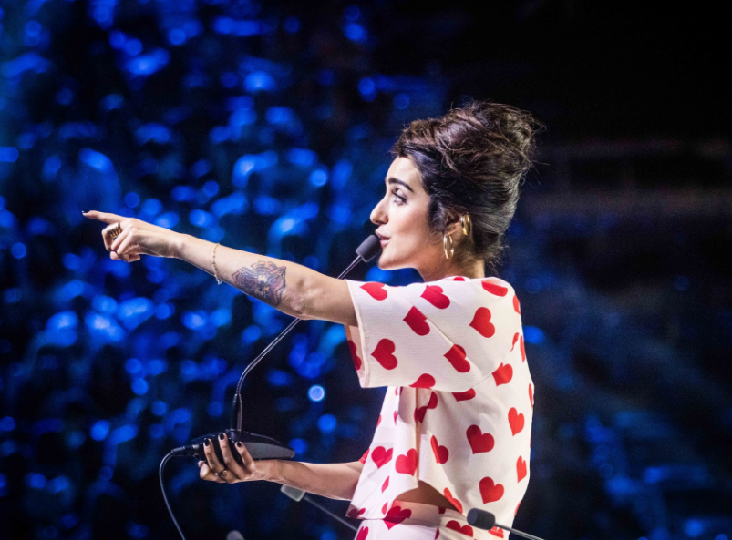 A lezioni di stile da Levante, il trucco e gli outfit del giudice glamour di X Factor