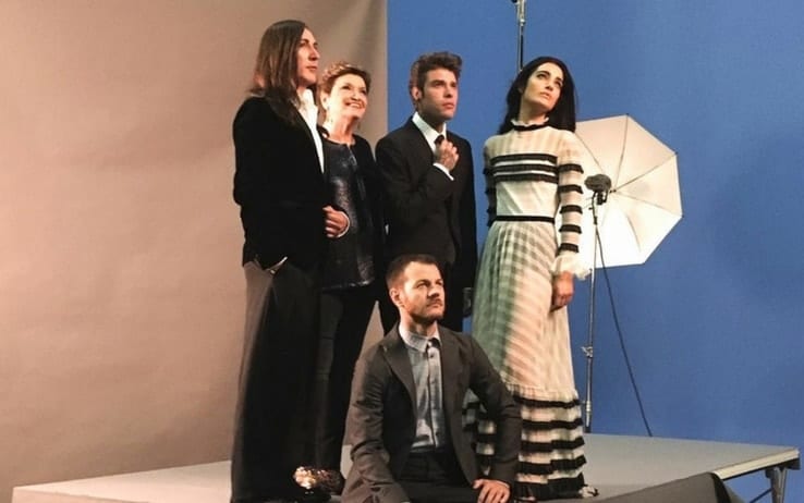 A lezioni di stile da Levante, il trucco e gli outfit del giudice glamour di X Factor