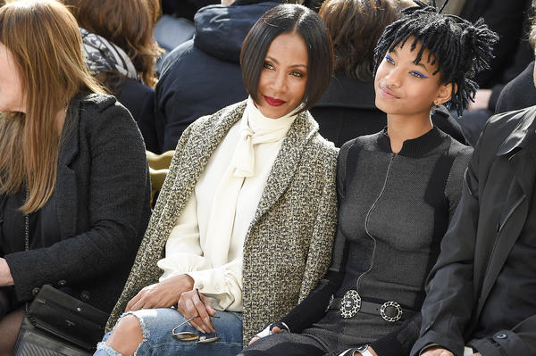 Quei tagli per cancellare il dolore di Willow, la figlia bisex e poliamorosa di Will Smith