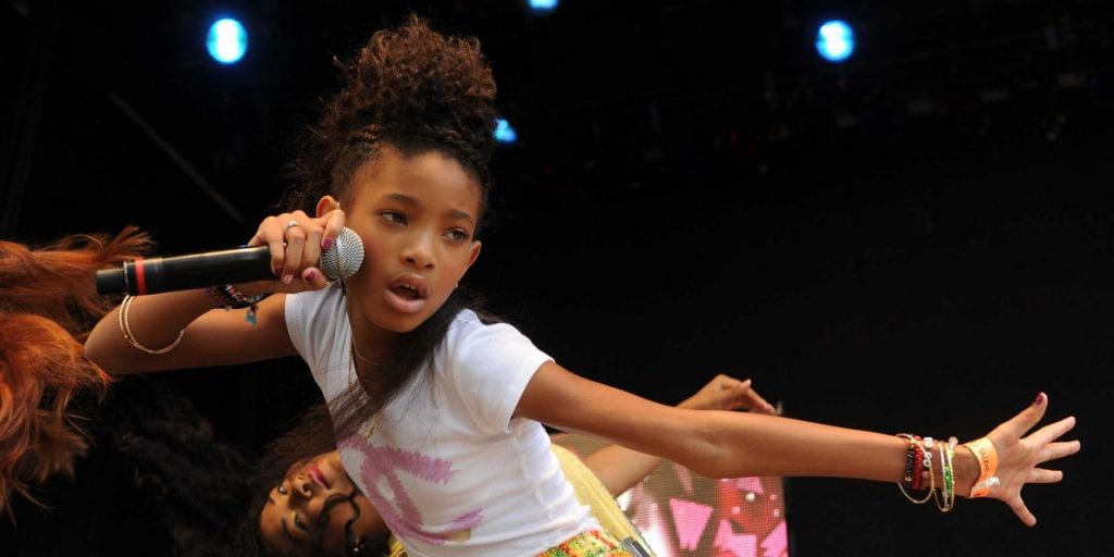 Quei tagli per cancellare il dolore di Willow, la figlia bisex e poliamorosa di Will Smith