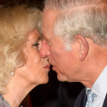 Carlo e Camilla, perché i reali non possono baciarsi in pubblico e loro lo fanno