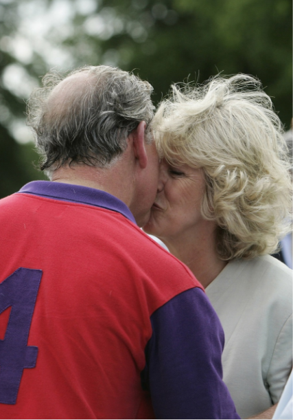 Carlo e Camilla, perché i reali non possono baciarsi in pubblico e loro lo fanno