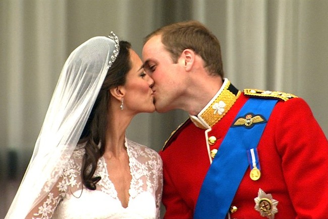 Carlo e Camilla, perché i reali non possono baciarsi in pubblico e loro lo fanno
