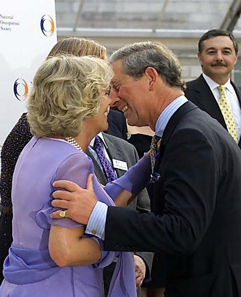 Carlo e Camilla, perché i reali non possono baciarsi in pubblico e loro lo fanno