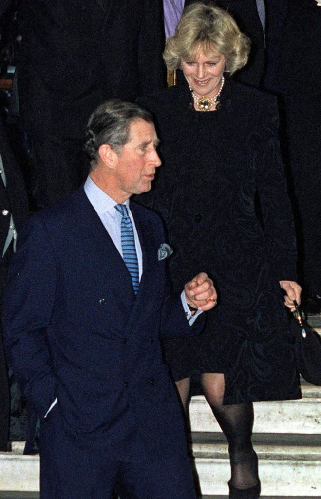 Carlo e Camilla, perché i reali non possono baciarsi in pubblico e loro lo fanno