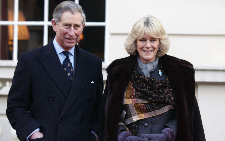 Carlo e Camilla, perché i reali non possono baciarsi in pubblico e loro lo fanno