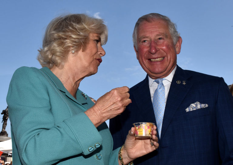 Carlo e Camilla, perché i reali non possono baciarsi in pubblico e loro lo fanno