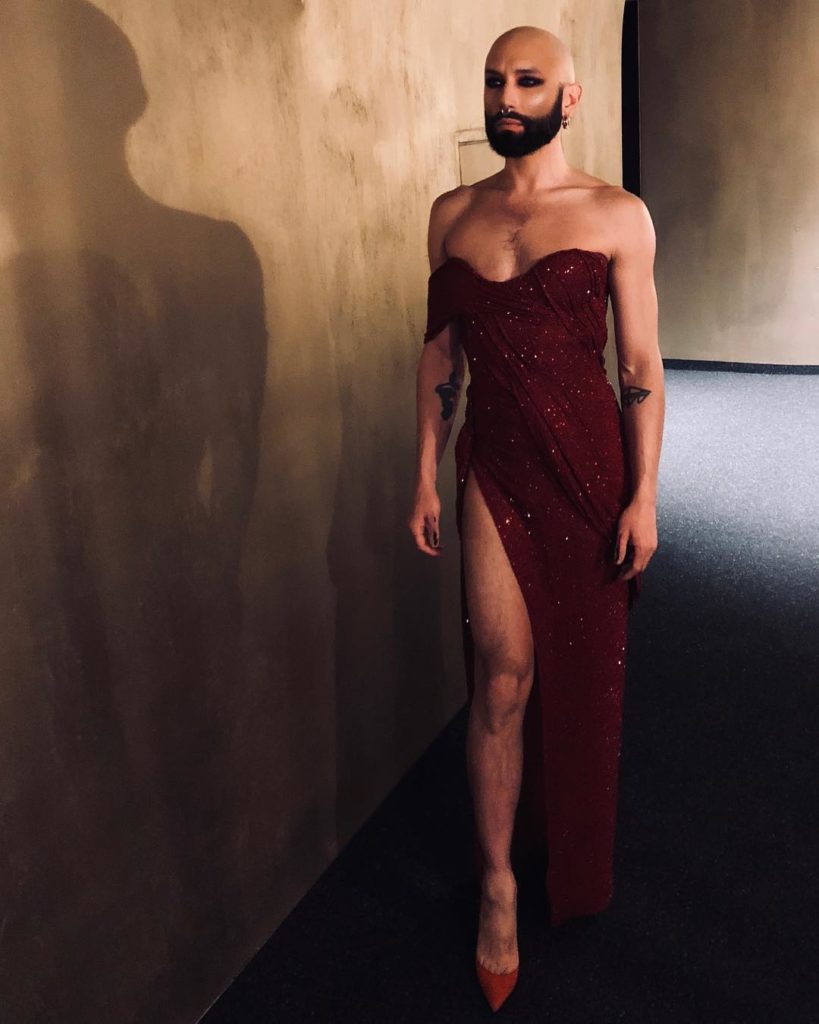 La nuova trasformazione di Conchita Wurst: da diva ad 'artista in barba e stivali'