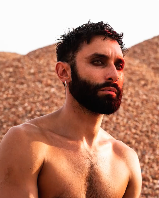 La nuova trasformazione di Conchita Wurst: da diva ad 'artista in barba e stivali'