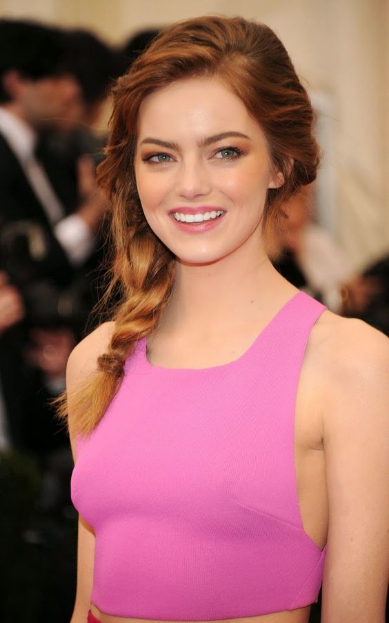 A lezione di stile da Emma Stone: 20 outfit e trucchi da copiare