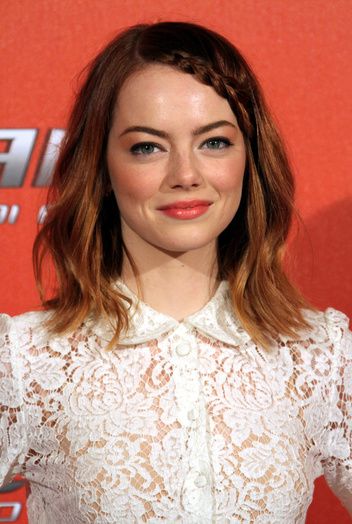 A lezione di stile da Emma Stone: 20 outfit e trucchi da copiare