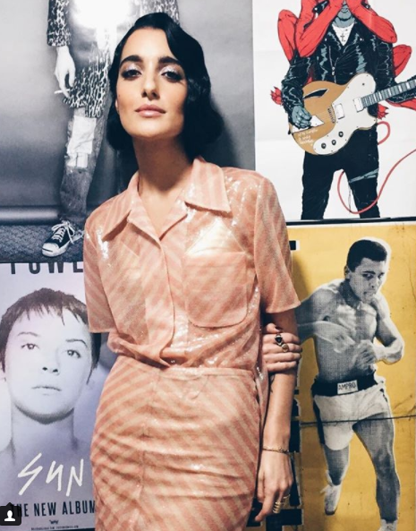 A lezioni di stile da Levante, il trucco e gli outfit del giudice glamour di X Factor