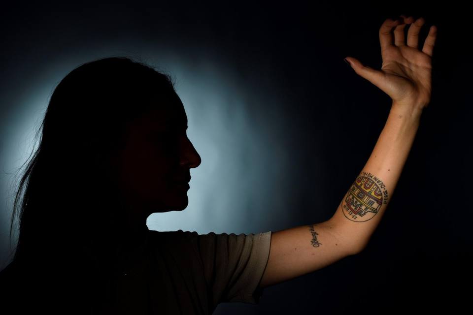 I segni del Bataclan sulla pelle: i tatuaggi dei sopravvissuti