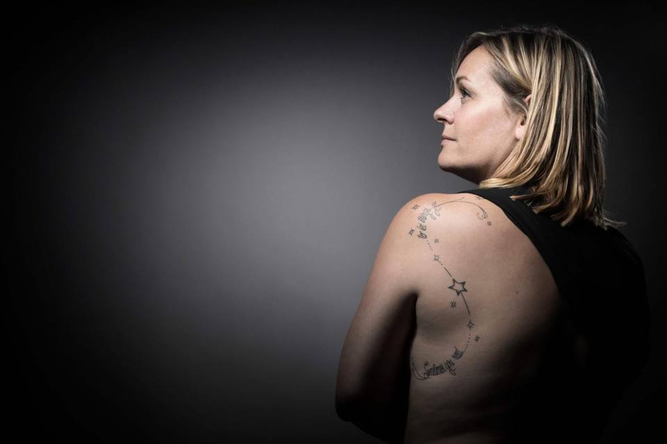 I segni del Bataclan sulla pelle: i tatuaggi dei sopravvissuti