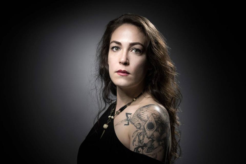 I segni del Bataclan sulla pelle: i tatuaggi dei sopravvissuti