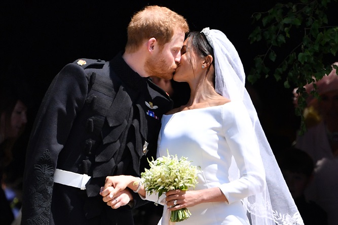 Carlo e Camilla, perché i reali non possono baciarsi in pubblico e loro lo fanno