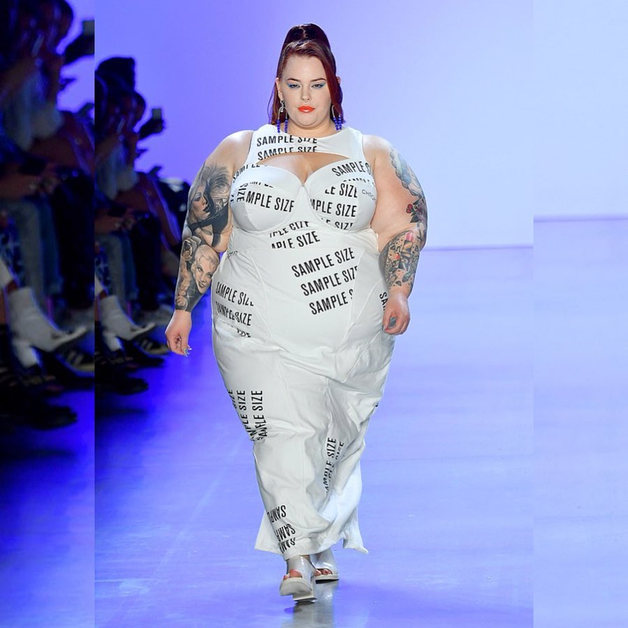 Due parole scritte su un abito: Tess Holliday stupisce ancora contro il body shaming