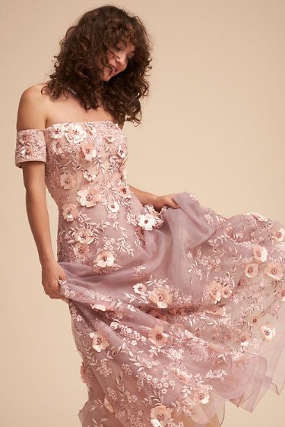 Il colore del vestito da sposa 2018 è il "rosa nostalgia"