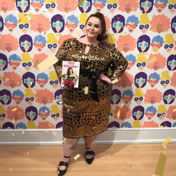 Due parole scritte su un abito: Tess Holliday stupisce ancora contro il body shaming