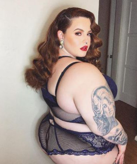 Due parole scritte su un abito: Tess Holliday stupisce ancora contro il body shaming