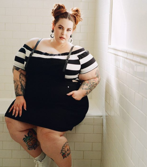 Due parole scritte su un abito: Tess Holliday stupisce ancora contro il body shaming
