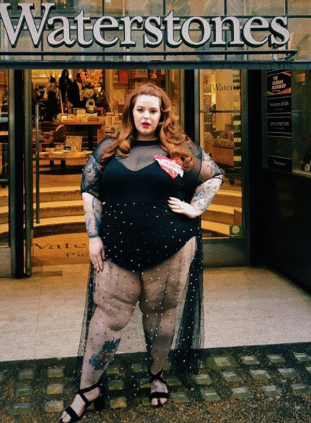 Due parole scritte su un abito: Tess Holliday stupisce ancora contro il body shaming