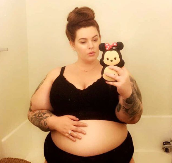 Due parole scritte su un abito: Tess Holliday stupisce ancora contro il body shaming