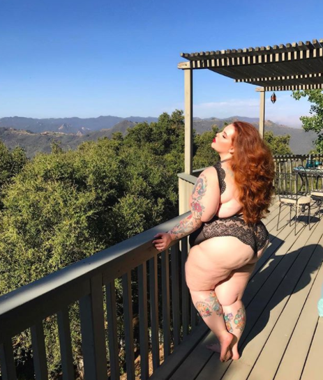 Due parole scritte su un abito: Tess Holliday stupisce ancora contro il body shaming
