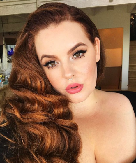 Due parole scritte su un abito: Tess Holliday stupisce ancora contro il body shaming