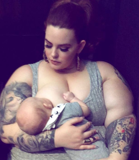 Due parole scritte su un abito: Tess Holliday stupisce ancora contro il body shaming