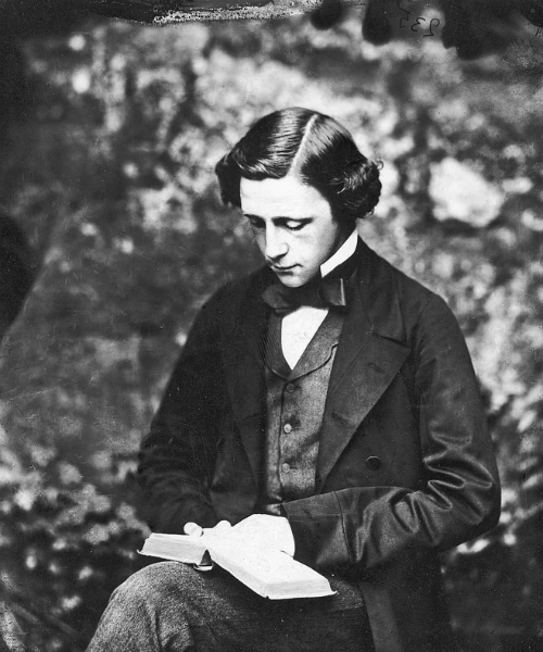 Fotografò spesso la sua Alice, ma Lewis Carroll fu davvero un pedofilo?