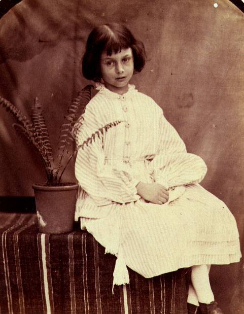 Fotografò spesso la sua Alice, ma Lewis Carroll fu davvero un pedofilo?