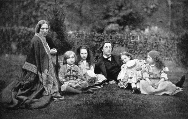 Fotografò spesso la sua Alice, ma Lewis Carroll fu davvero un pedofilo?