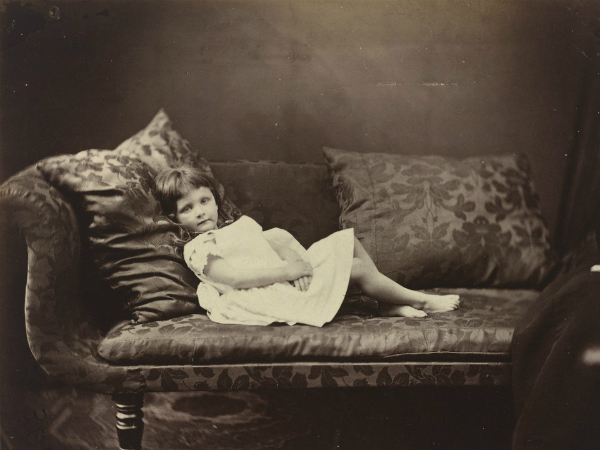 Fotografò spesso la sua Alice, ma Lewis Carroll fu davvero un pedofilo?