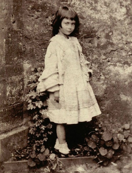 Fotografò spesso la sua Alice, ma Lewis Carroll fu davvero un pedofilo?