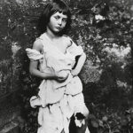 Fotografò spesso la sua Alice, ma Lewis Carroll fu davvero un pedofilo?