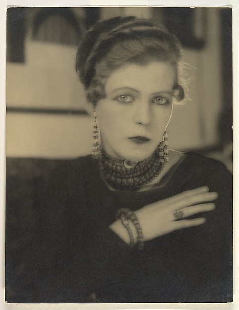 Nancy Clare Cunard, la scrittrice "più bella del mondo" che arrivò a pesare 27 chili