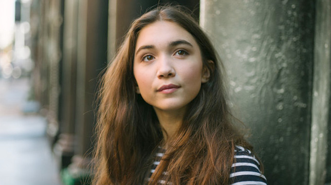 Still Here di Rowan Blanchard: Uno sguardo intimo nel diario di un'adolescente moderna