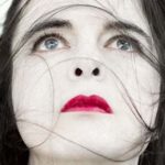 Amélie Nothomb, la donna “certa di essere brutta” che ama quelle più belle