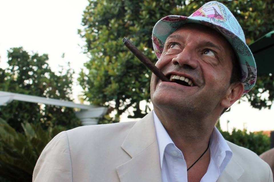Andrea G. Pinketts: la tenera lapide dedicatagli dalla madre e le altre donne