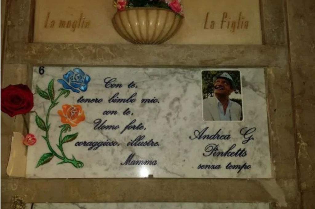 Andrea G. Pinketts: la tenera lapide dedicatagli dalla madre e le altre donne