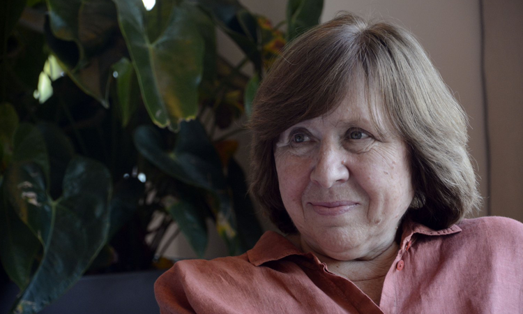 Svjatlana Aleksievič, l'atrocità di Chernobyl e la guerra delle donne dimenticate