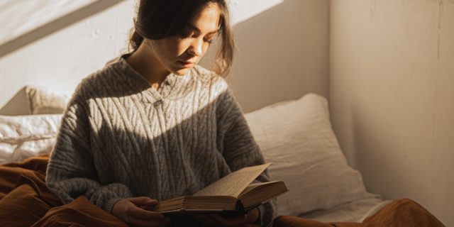 Book therapy, cos'è, benefici e le "farmacie letterarie" cui chiedere aiuto Book therapy, cos'è, benefici e le "farmacie letterarie" cui chiedere aiuto