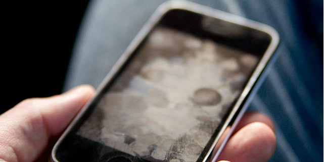 smartphone sporco di trucco